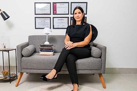 Psicóloga Claudia Caffarena em seu espaço de atendimento