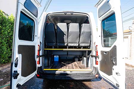 van com bagageiro espaçoso
