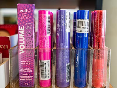 esmaltes, batons e acessórios de maquiagem