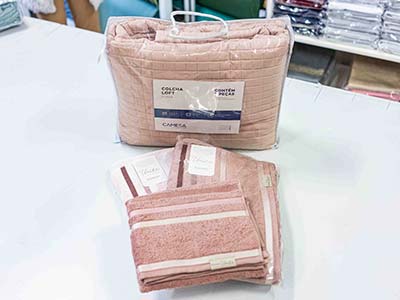 Colcha de cama e toalhas de banho colcha de cama e toalhas de banho