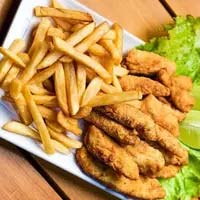 Iscas de peixe e batata frita iscas de peixe e batata frita