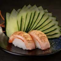 Niguiri de salmão maçaricado niguiri de salmão maçaricado
