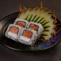 Niguiri de salmão maçaricado uramaki