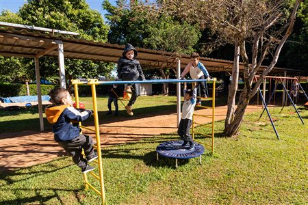 Área externa com barras e trampolim