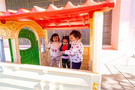 Área externa com casinha de brinquedo