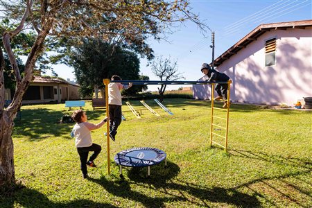 Área externa com parquinho e crianças