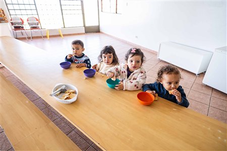 Crianças no momento do lanche