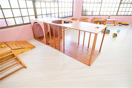 Estrutura de madeira Pikler na sala materna