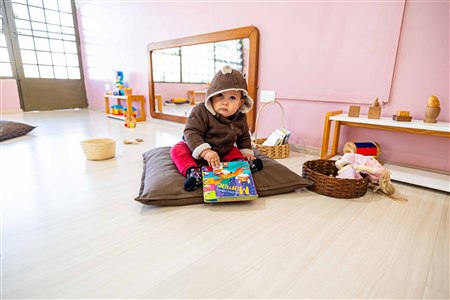 Materna — bebê no ambiente Montessori