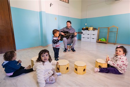 Atividade de música com professor e crianças