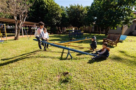 Área externa com parquinho e jardim