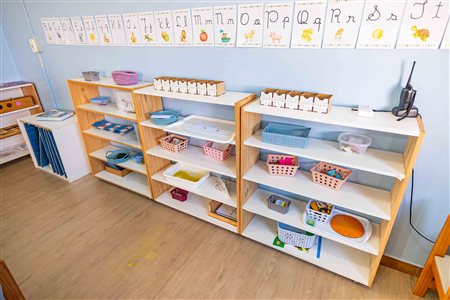 Prateleiras com materiais Montessori organizados