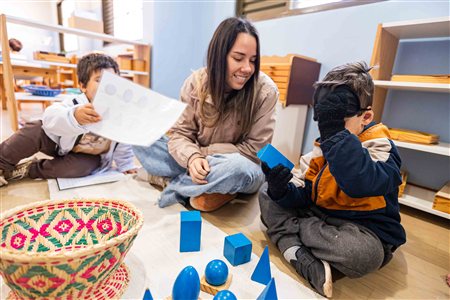 Professora com crianças e materiais Montessori