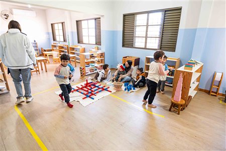 Sala infantil com barras Montessori