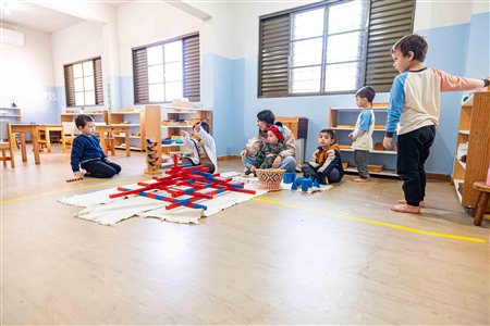 Sala infantil — crianças em atividade no piso