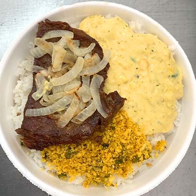 Comida caseira com bife acebolado Marmitex com bife acebolado