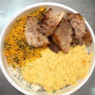 Marmitex com carne, creme de milho e farofa Marmitex com carne, creme de milho e farofa