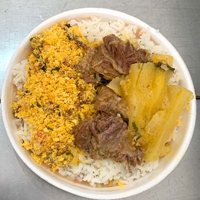 Marmitex com carne e farofa Marmitex com carne e farofa