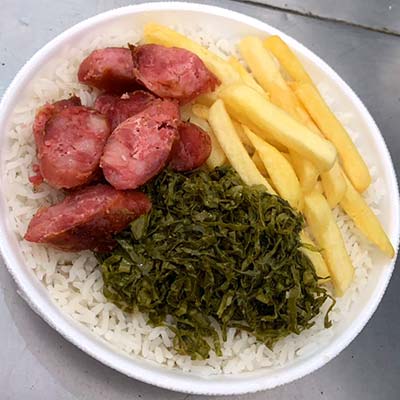 Marmitex com fritas, linguiça e couve Marmitex com fritas, linguiça e couve