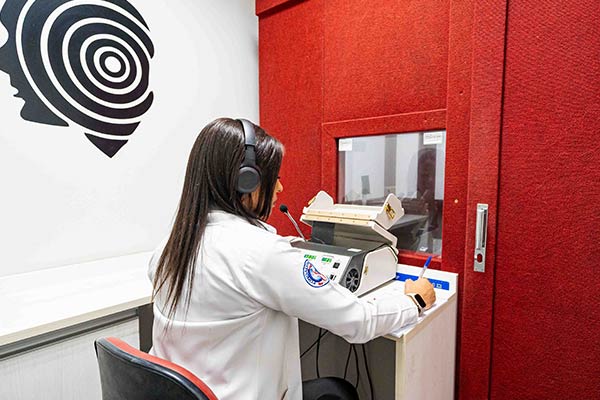 Exame de audiometria em Presidente Prudente Profissional realizando exame de audiometria