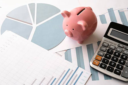 Opções de financiamento da Audio Center Planejamento financeiro com cofrinho, calculadora e gráficos