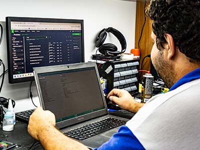 Computadores sendo reparados