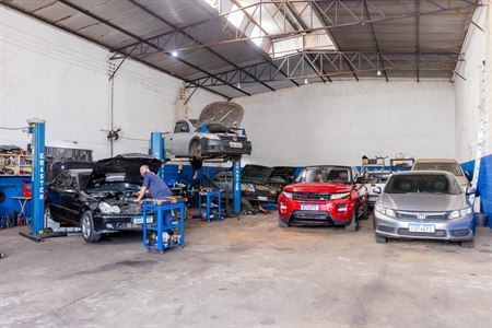 Interior da oficina Diego Automecânica com veículos em atendimento