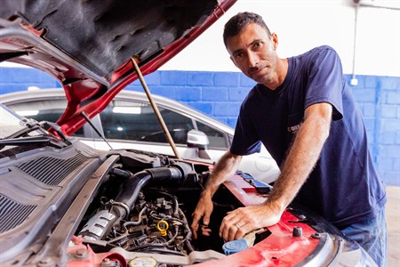 Mecânico da Diego Automecânica trabalhando no motor