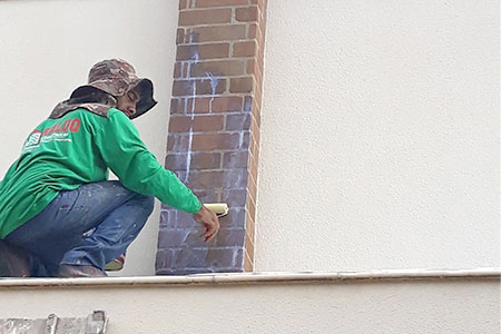 Pintor da Artcores fazendo pintura externa de casa em Araçatuba - SP