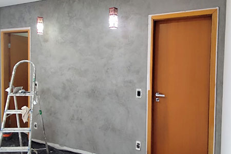 Parede com cimento queimado e pintura de porta em Araçatuba