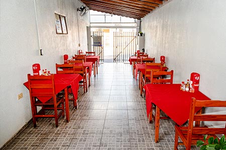 Espaço com mesas e cadeiras espaço com mesas e cadeiras