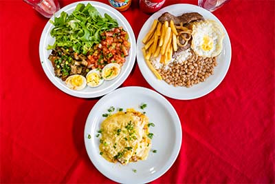 Diversas opções de comida para o seu almoço opções de comida para o almoço
