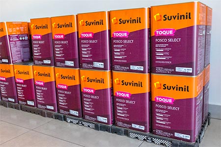 Tintas lata 18 litros Latas de tinta de 18 litros empilhadas