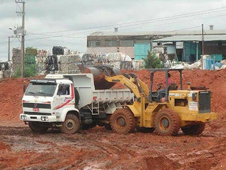 Máquina executando serviço de desaterro