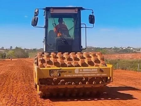 Rolo compactador utilizado na compactação do solo