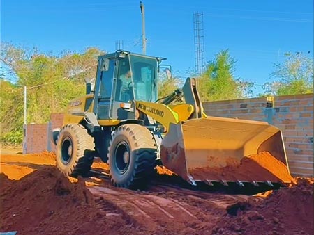 Máquina em serviço de terraplenagem