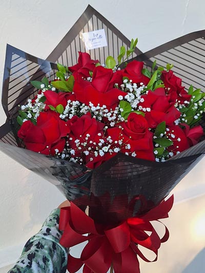 Buquê black doze rosas buquê black doze rosas