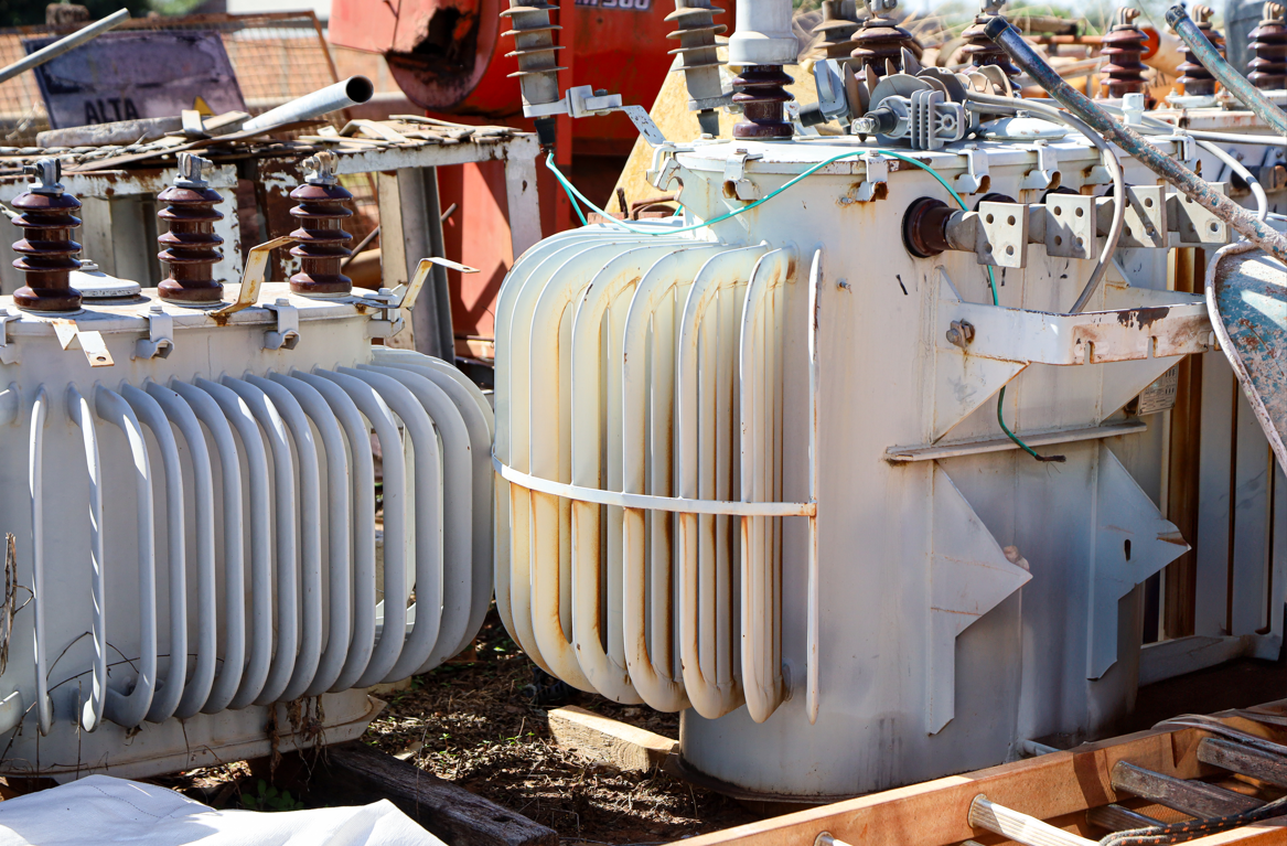 Transformadores elétricos fotografados no pátio da Lahos Postes