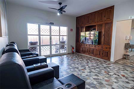 Sala com televisão Sala com televisão
