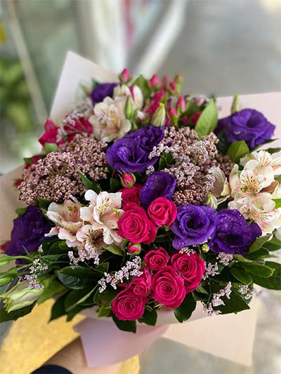 Buquê de rosas vermelhas e roxas buquê de rosas vermelhas e roxas