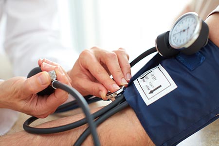 Avaliação e acompanhamento de hipertensão, colesterol alto, infarto e doenças do coração acompanhamento da pressão arterial