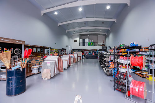 Interior do Depósito União Área interna do Depósito União com materiais de construção em exposição
