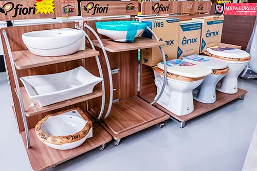 Louças e vasos sanitários Louças, pias e vasos sanitários expostos no Depósito União