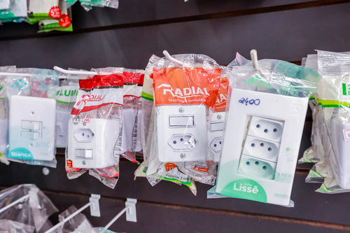 Materiais elétricos Tomadas e acessórios elétricos expostos no Depósito União