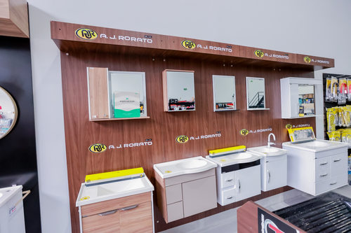 Pias e itens para banheiro Pias e itens para banheiro expostos no Depósito União