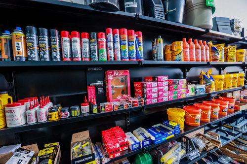 Tintas e produtos de pintura Produtos de pintura nas prateleiras do Depósito União