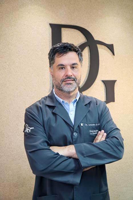Dr. Leandro Di Gesu em seu consultório