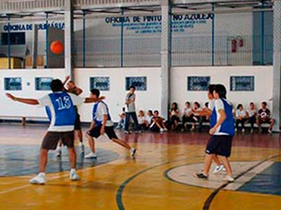 Atividades esportivas Alunos participando de atividades esportivas