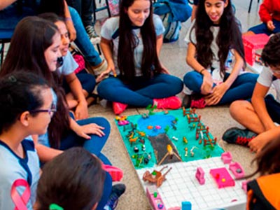 Atividades de aprendizagem Alunos em atividade de aprendizagem no Ensino Fundamental I