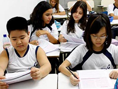 Sala de aula climatizada Alunos em sala de aula climatizada do Colégio Criarte